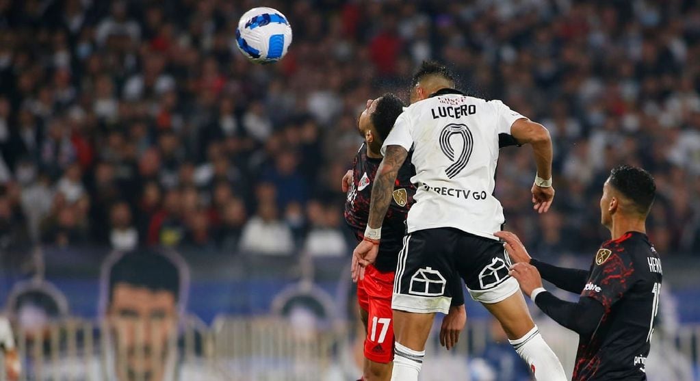 Juan Martín Lucero gana en el área de River Plate y convierte el gol de Colo Colo 1-2 por la Copa Libertadores.