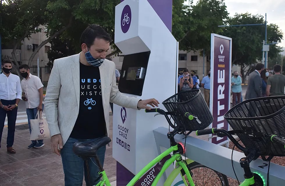 El intendente de Godoy Cruz, Tadeo García Zalazar pone en funcionamiento la nueva estación automática de préstamos de bicicletas en Parque Mitre. Gentileza Municipalidad de Godoy Cruz