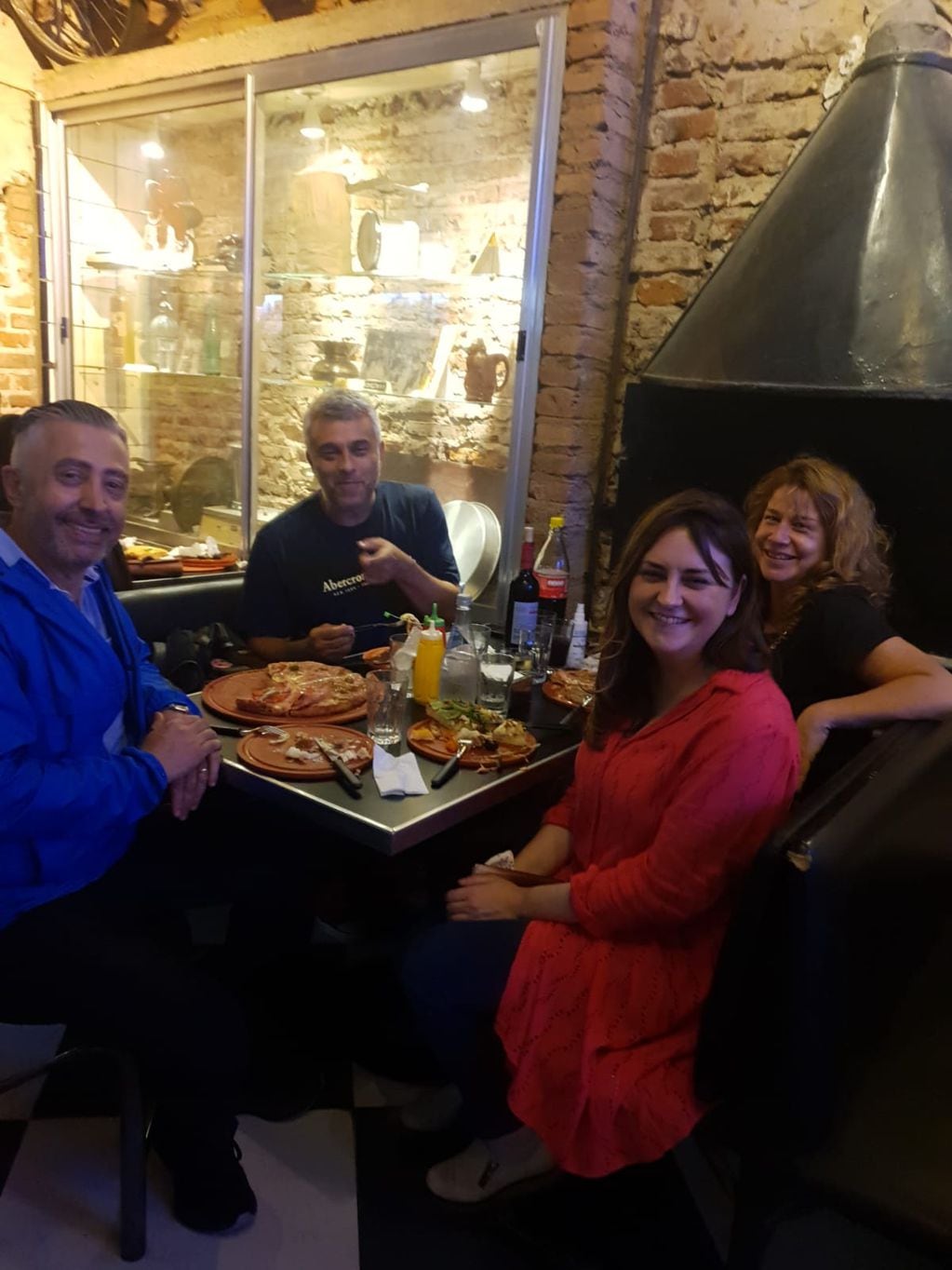 Los autores del libro y un grato momento en Pizzería Don Luis.