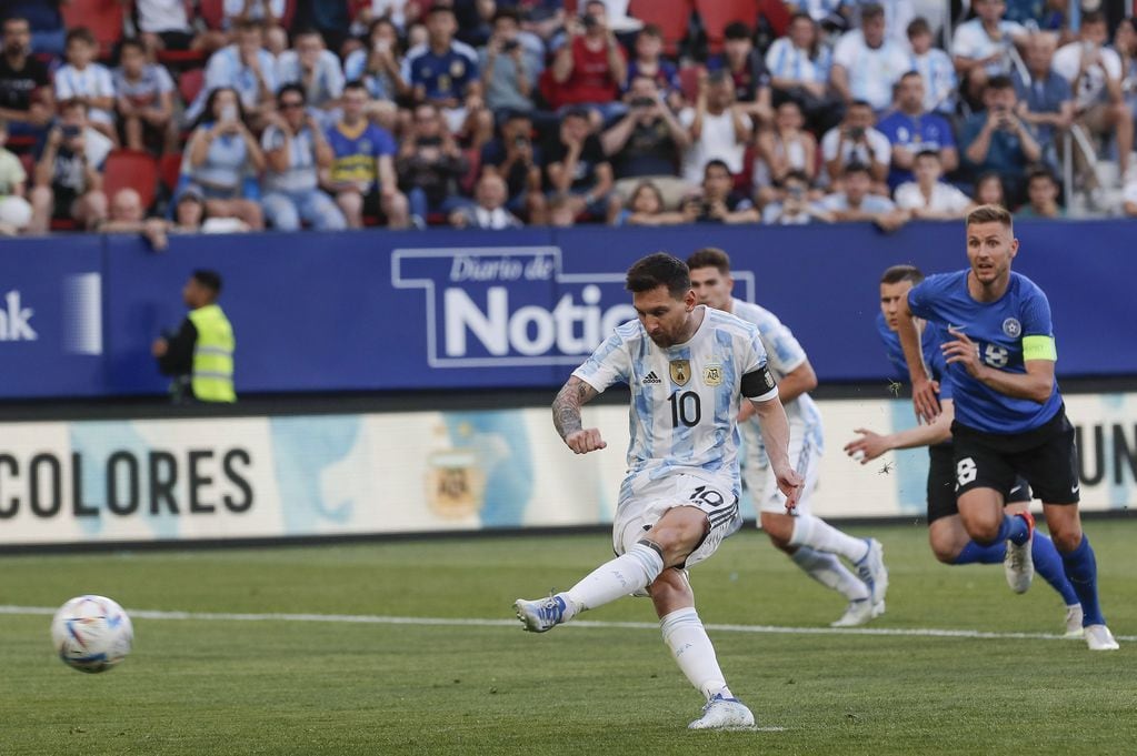 Lionel Messi saca el zurdazo que terminará en el 1-0 de Argentina ante Estonia por el amistoso internacional en Pamplona.