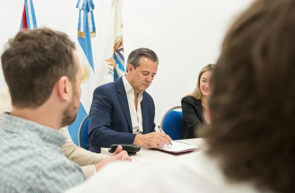 Adán Bahl firmó convenio con comerciantes de Paraná