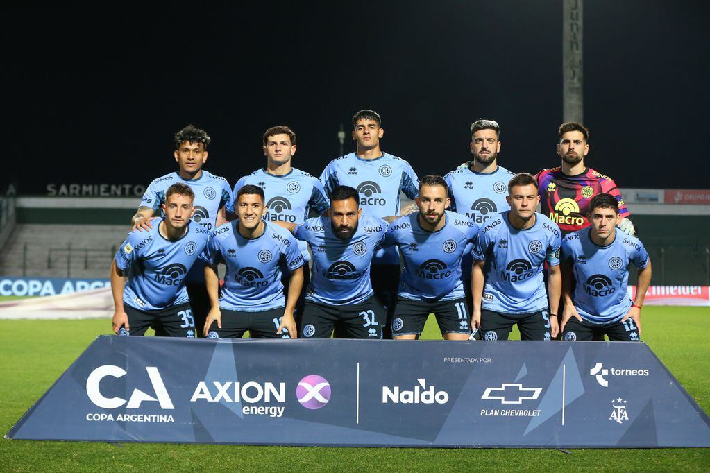 Los 11 de Belgrano en el partido ante Claypole, por la Copa Argentina. (Prensa Belgrano)