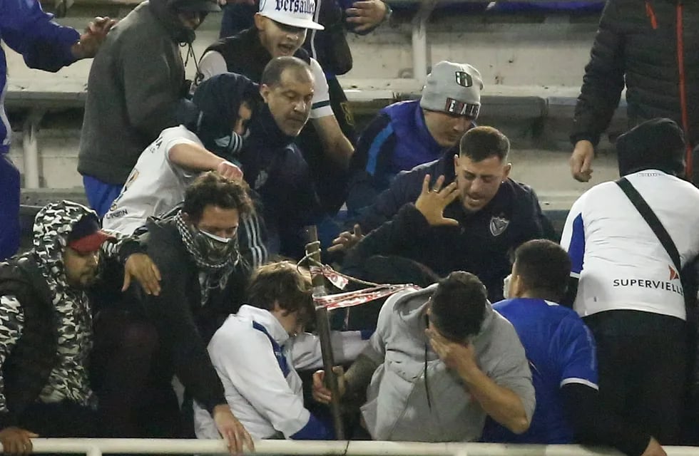 Incidentes con hinchas de Talleres en la tribuna de la cancha de Vélez por la Copa Libertadores.
