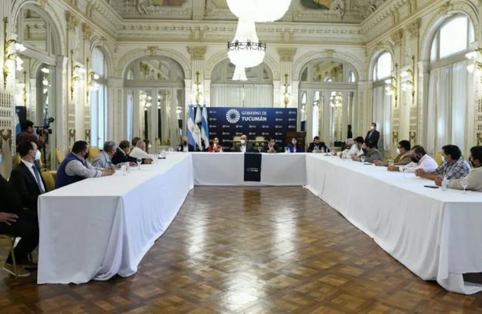 El gobernador Juan Manzur se reunió con representantes de Simoca y Graneros