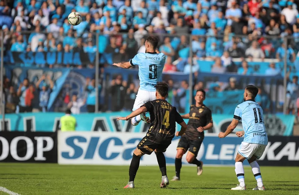 Susvielles gana en el aire y mete de cabeza el 1 a 1 (Foto: Prensa Belgrano).