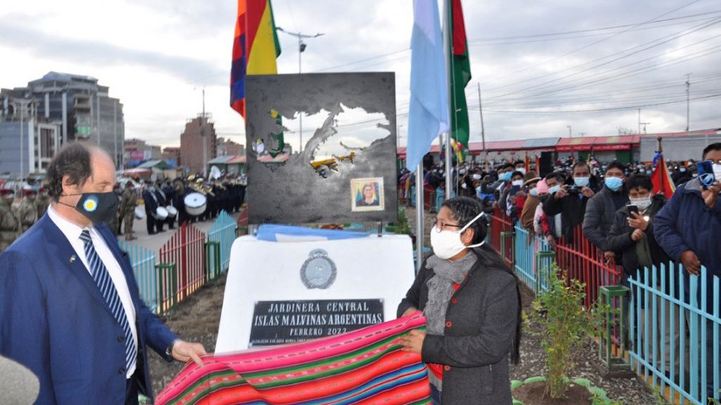 Embajador argentino en Bolivia, Ariel Basteiro, y la alcaldesa de El Alto, Eva Copa Murga en la inauguración de la Plaza y Jardinera Central "Islas Malvinas Argentinas".