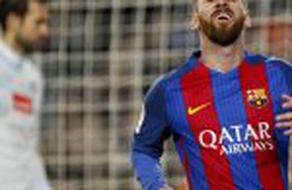 GRA319. BARCELONA, 18/12/2016.- El delantero argentino del FC Barcelona, Leo Messi, se lamenta de una ocasión fallada durante el encuentro correspondiente a la decimosexta jornada de primera división, que disputan esta noche frente al RCD Espanyol en el e