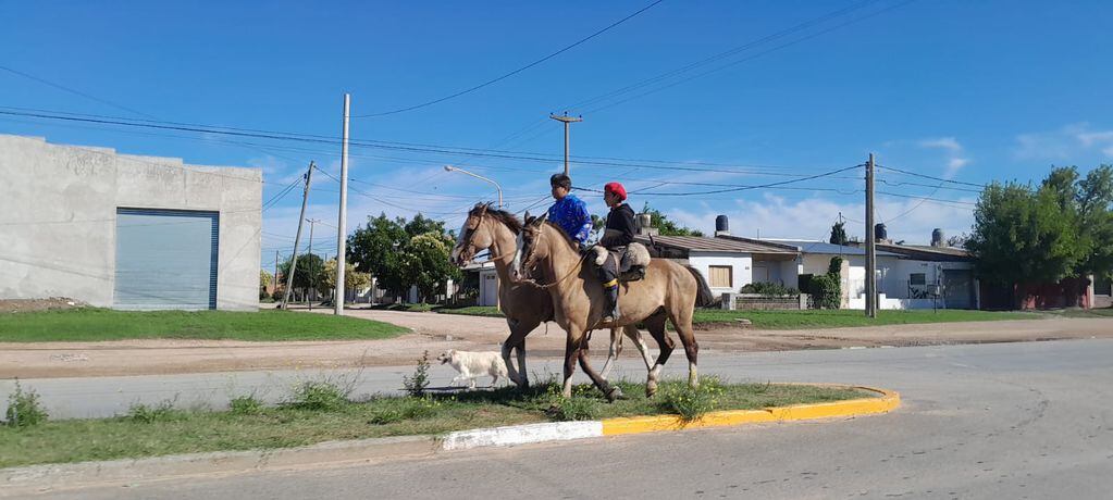 Caravana a caballo y globos blancos para despedir a Agustín en el día de su cumpleaños