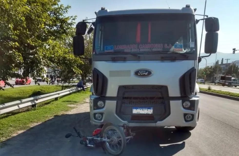 Un muerto en el choque entre una moto y un camión en avenida Tavella. (Policía de Salta)