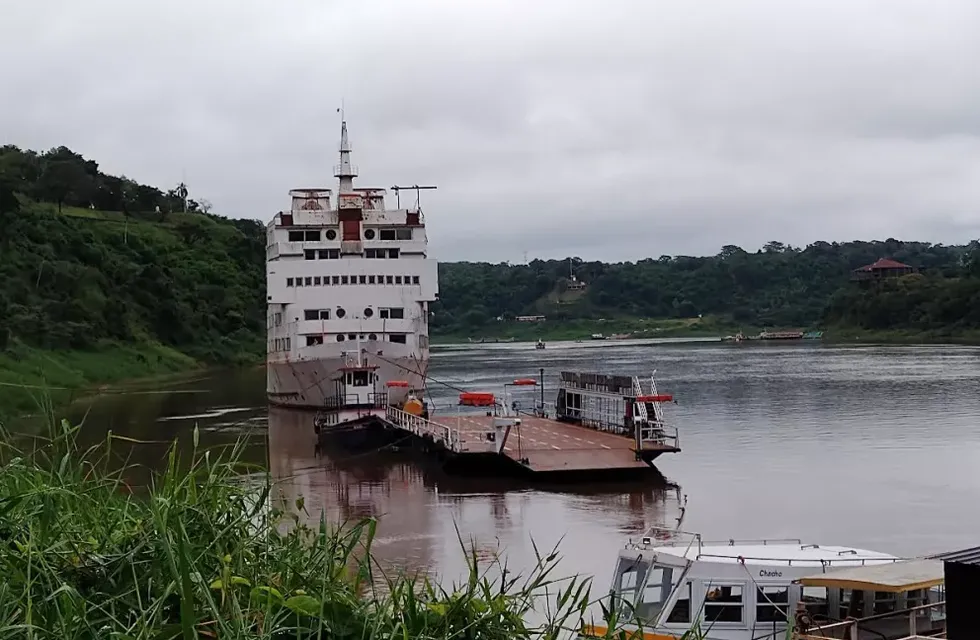 Bajante del río impide restablecer el servicio de balsas en Puerto Iguazú.