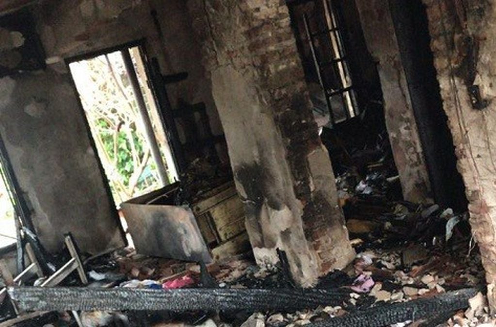 Una joven y su familia perdieron todo en un incendio en Granadero Baigorria.  (Vía Rosario)