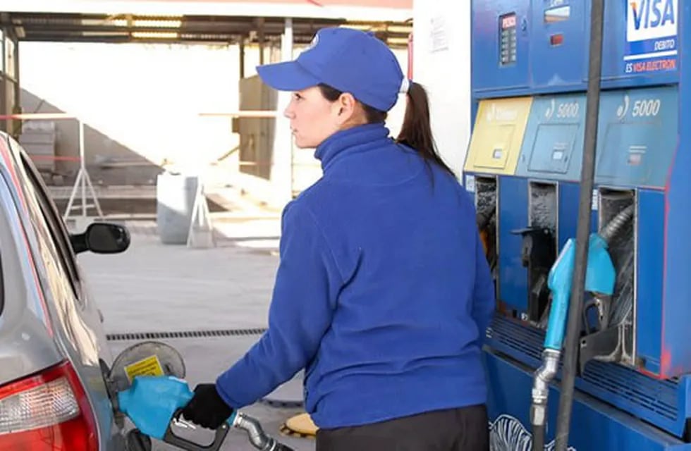 Expendedores reciben con alivio el congelamiento de precios de combustibles