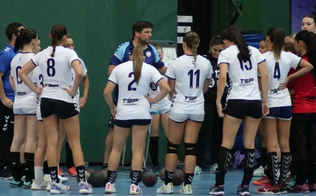 El técnico Martín Duhau, en una de las prácticas con la Selección Juvenil Femenina de handball.