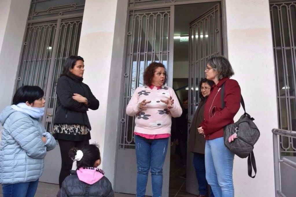 Diálogo. Quinteros (centro) recibió a los  padres que quieren saber cuándo vuelven las clases. Foto: Martín Gómez.