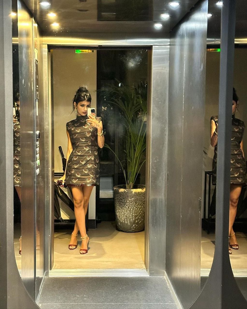 Mia Khalifa apostó por todo y posó con un espectacular vestido de encaje y transparencias