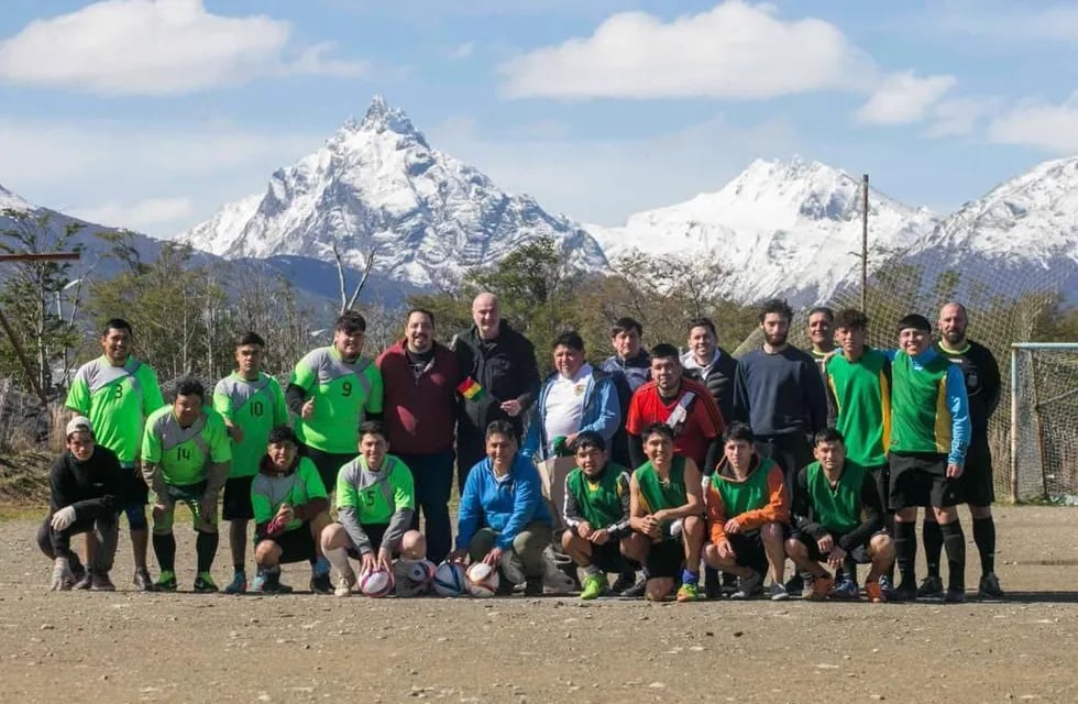 Ushuaia: entregan material deportivo al Centro de Residentes Bolivianos