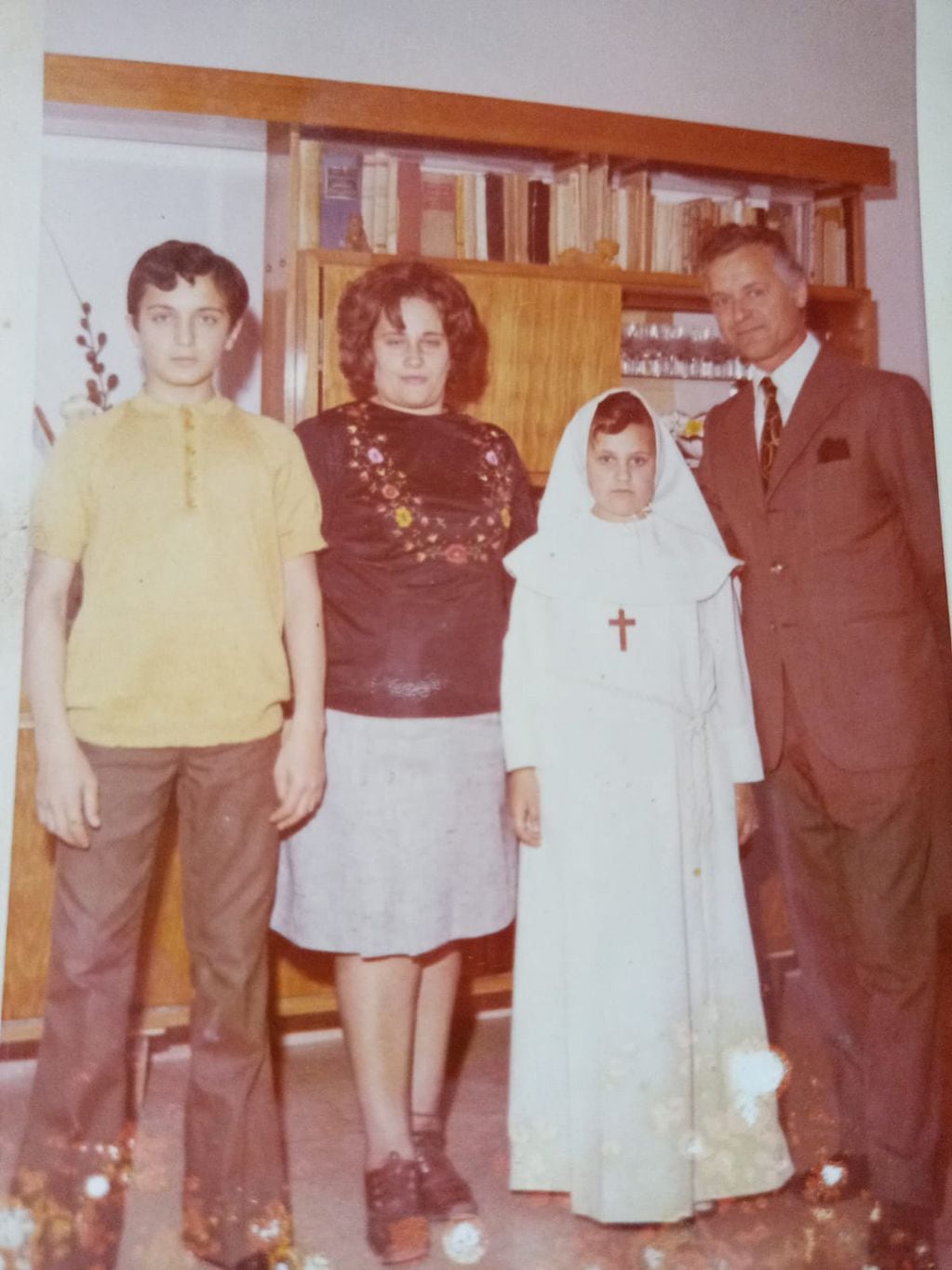 Gianni Zaccaria (izquierda) junto a su madre, su hermana y su padre en la primera comunión de la pequeña.