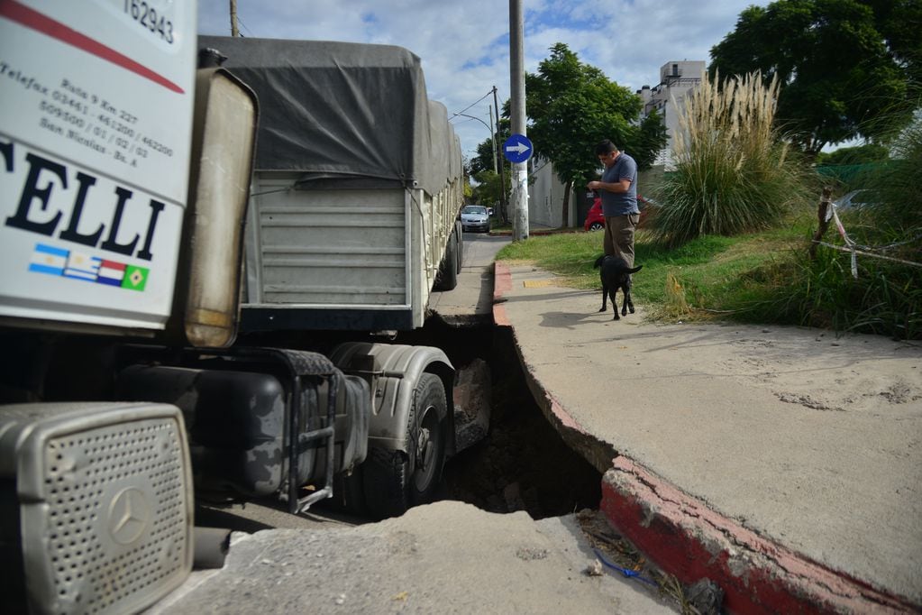 Camión fue tragado por el asfalto en Córdoba. (Pedro Castillo / La Voz)