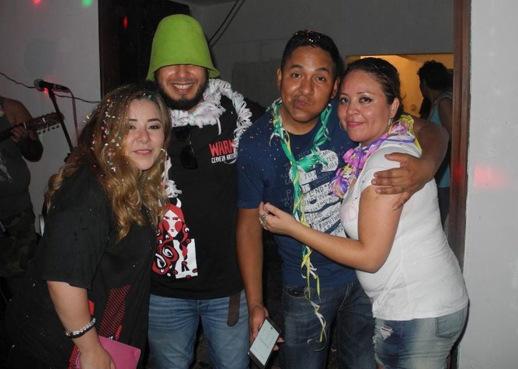 Amigos, compadres, comadres, en los festejos que anteceden al carnaval en Jujuy.