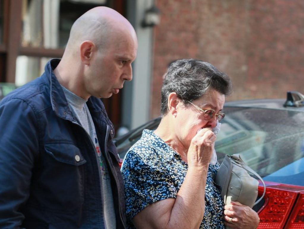 Bernadette Hennart (d), madre de una agente de policía belga asesinada ayer durante un tiroteo, llora mientras rinde homenaje a su hija ante el Cafe 'Les Augustins', de Lieja, Bélgica. EFE/ Stephanie Lecocq