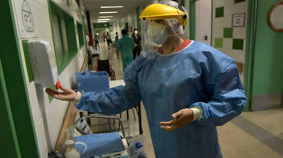 Personal de la salud, enfermera, medicos y personal de limpieza atienden a los pacientes internados en ese piso (Foto: Orlando Pelichotti  / Los Andes)