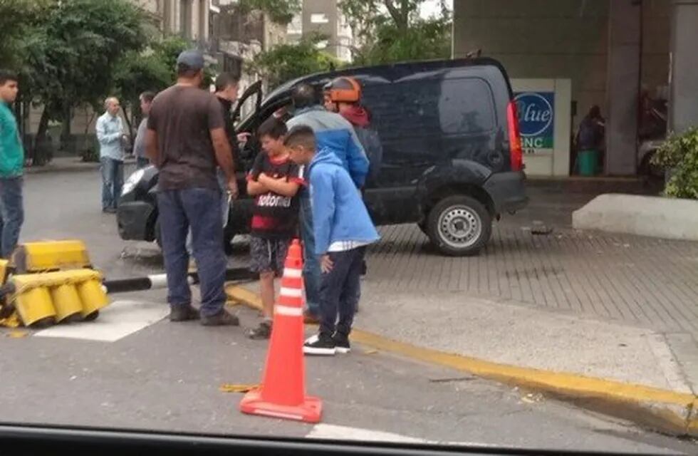 Un auto se subió a la calzada y tiró un semáforo en Italia y Pellegrini