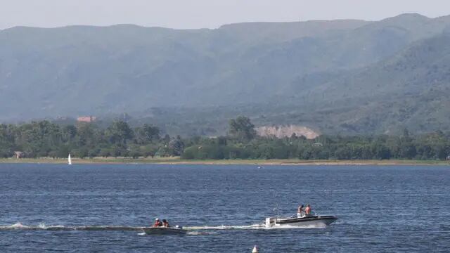 Sol y lago. En Villa Carlos Paz, sobre las costas del San Roque, la tarde de ayer dejó ver a mucha gente en todos los balnearios y paradores (La Voz).