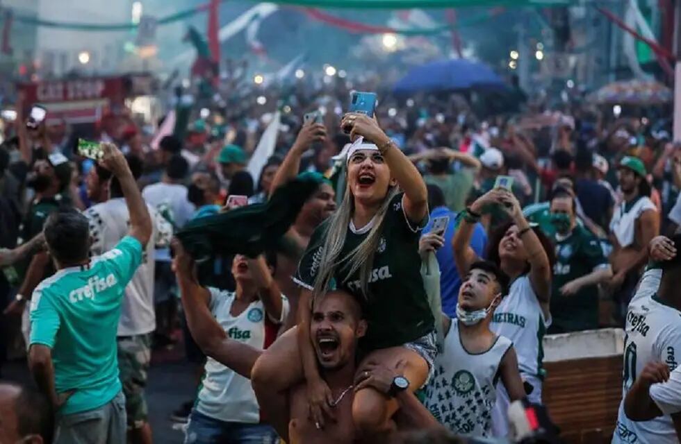 Aficionados del Palmeiras, en las calles de Sao Paulo, tras el triunfo del conjunto brasileño. Foto: EFE