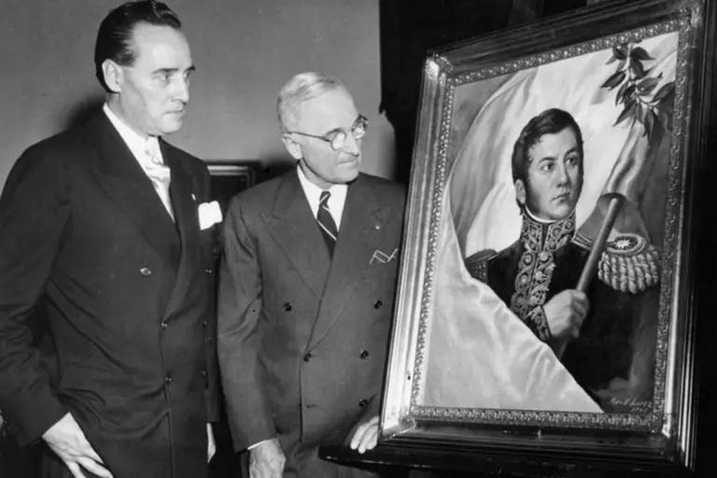 La entrega del retrato de San Martín por parte del embajador argentino de los Estados Unidos a Harry S. Truman.