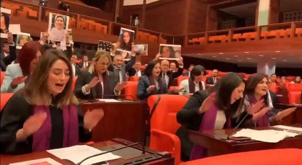Diputadas turcas entonan 'Un violador en tu camino' en el Parlamento (Captura)
