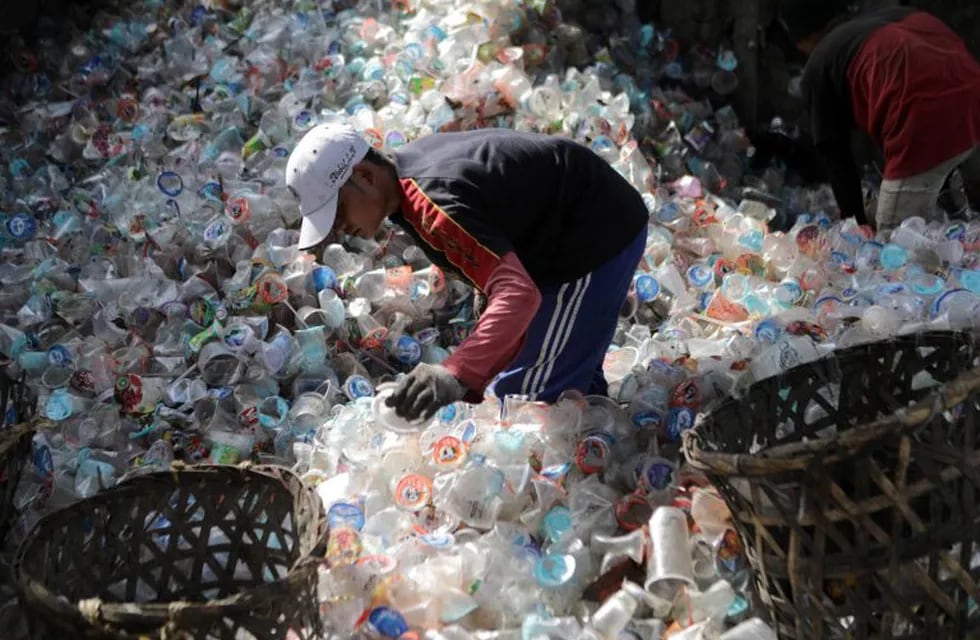 -FOTODELDIA- Banda Aceh (Indonesia), 09/12/2019.- Un operario clasifica plástico en una planta de reciclaje en Banda Aceh (Indonesia) este lunes. Indonesia es el segundo mayor generador de residuos plásticos del mundo, ya que se estima que se arrojan al mar unas 200.000 toneladas de estos residuos.. EFE/ Hotli Simanjuntak