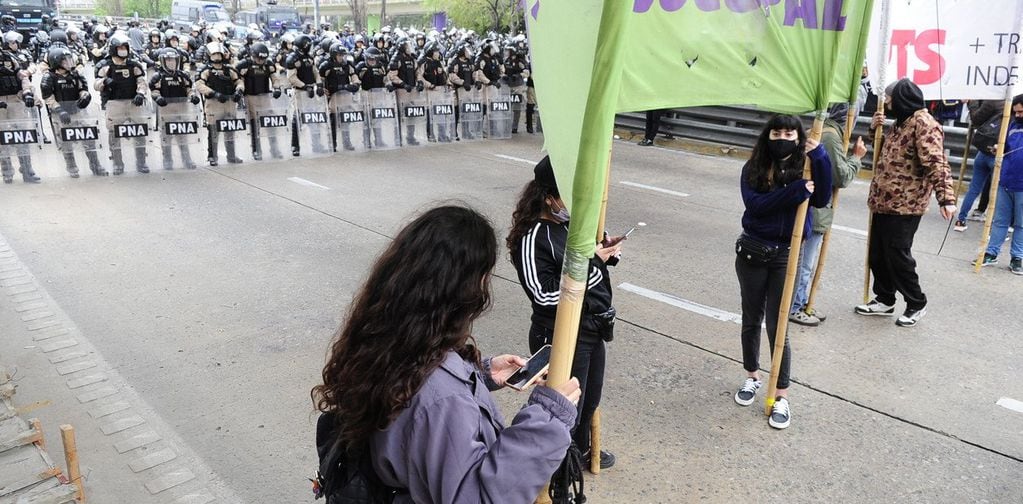 Los manifestantes cortando el Puente Pueyrredón.