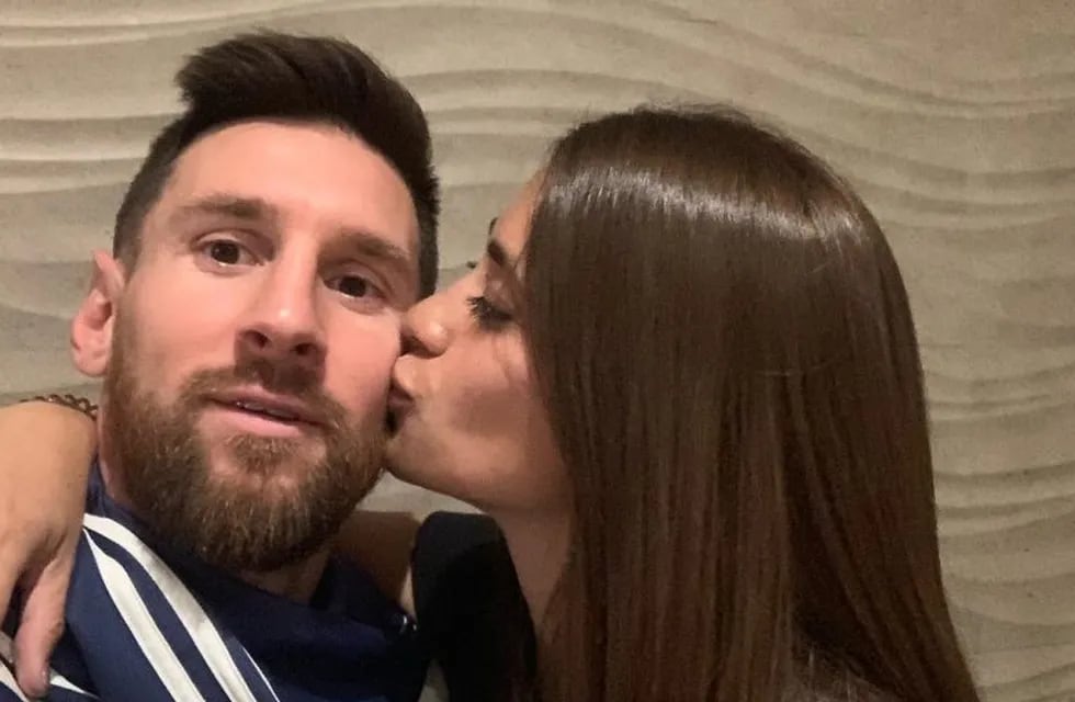 La esposa del futbolista del Barcelona compartió una selfie en Brasil. (@antonelaroccuzzo)