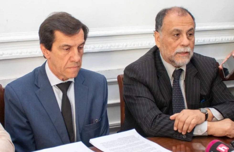 Los ministros Carlos Sadir y Normando Álvarez García, al momento de hacer el anuncio de la fecha estipulada para llamar a elecciones provinciales en Jujuy.