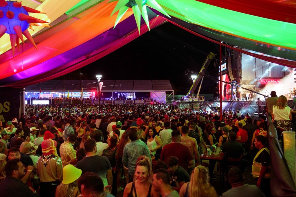 Miles de personas concurren cada noche al predio de la Ciudad Cultural durante el Carnaval de Los Tekis, considerado uno de los festivales más importantes de la región.