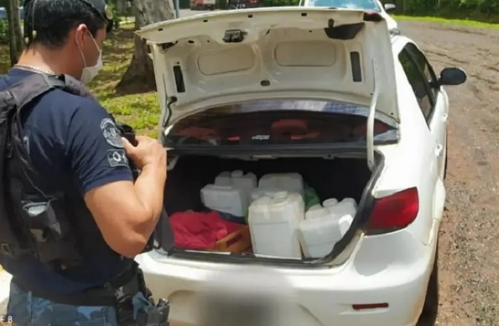 Secuestraron dos vehículos con bidones de combustible ilegal en Puerto Iguazú.