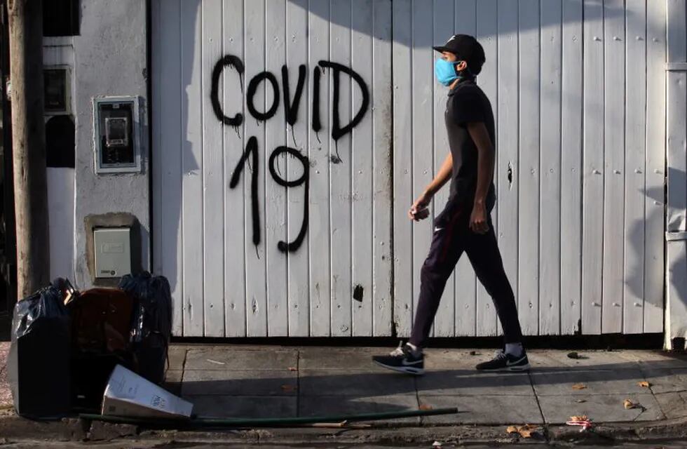 24 April 2020, Argentina, Buenos Aires: A man wearing a face mask walks during the movement restriction imposed to fight the spread of Coronavirus. Photo: Claudio Santisteban/ZUMA Wire/dpa