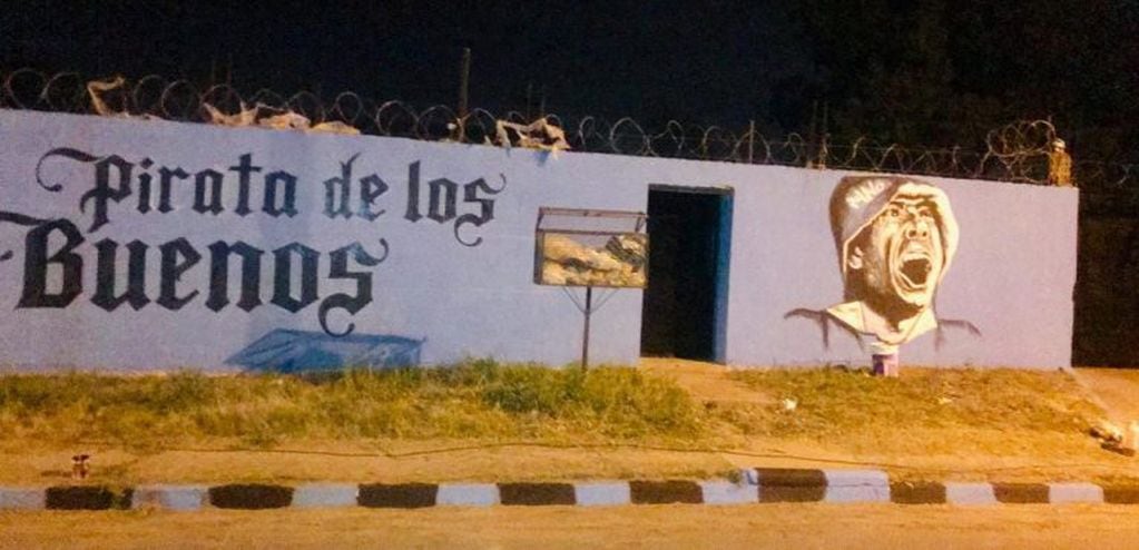 Hinchas de Belgrano pintaron el muro de la casa de Rodrigo en Argüello.