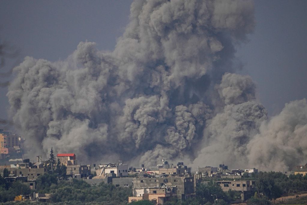 El humo se eleva tras un ataque aéreo israelí en la Franja de Gaza, visto desde el sur de Israel. 