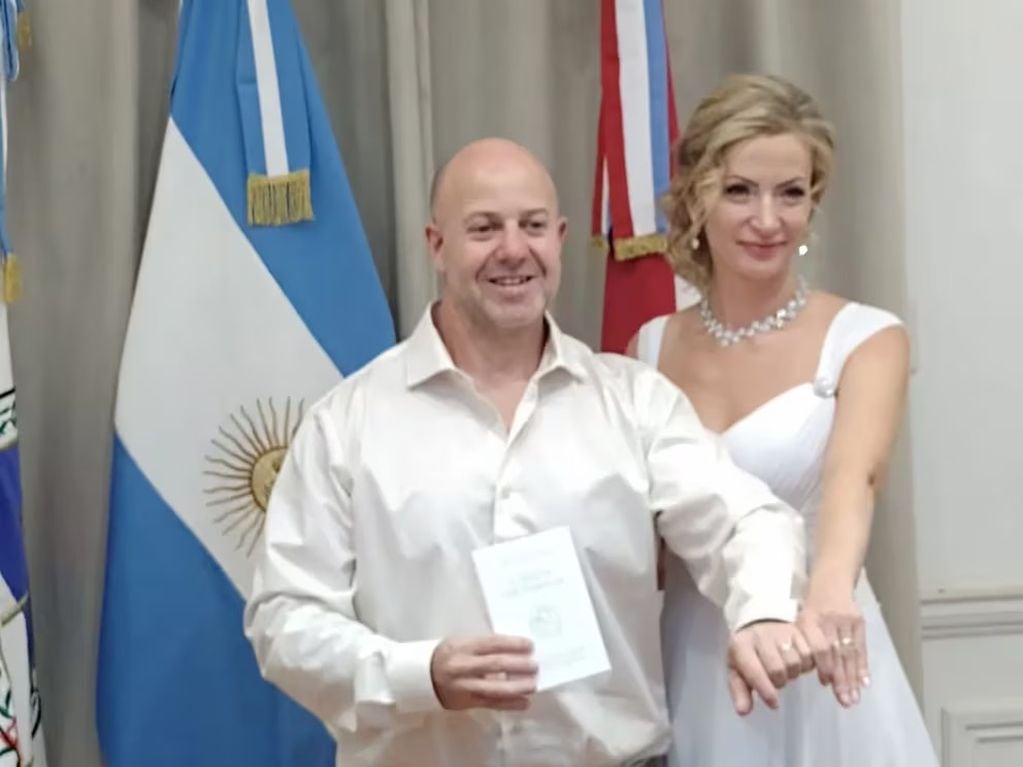 Alejandro Muñoz y Veronika Anatolievna Garssia contrajeron matrimonio a pesar de las críticas familiares.