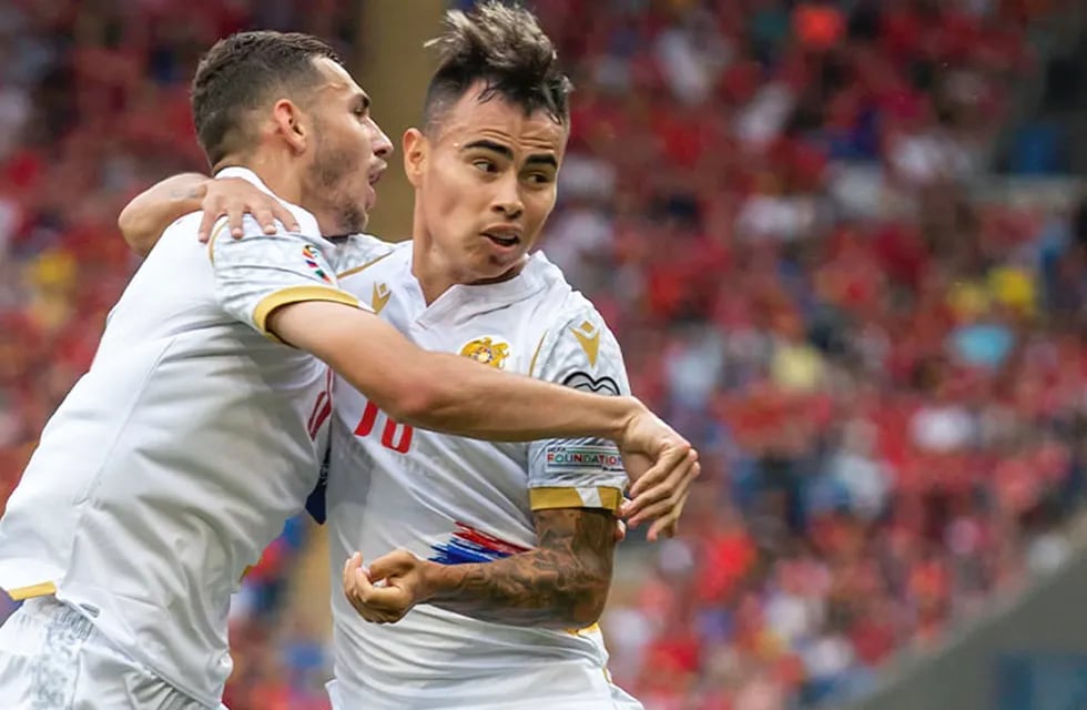 El Chino Zelarayán celebra uno de sus goles para Armenia. La rompió ante Gales (Gentileza ESPN).