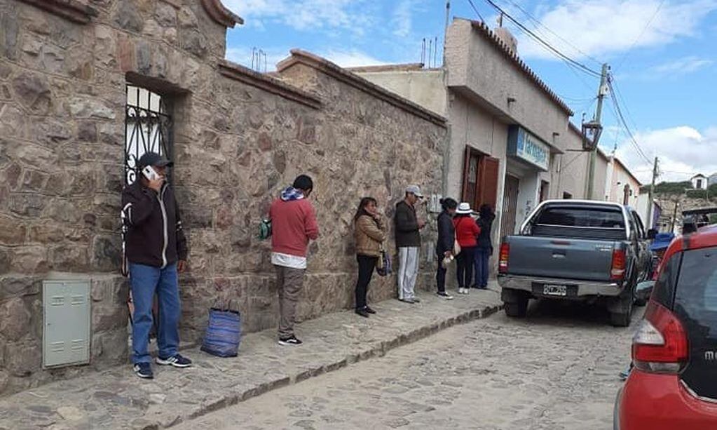 En Humahuaca, los vecinos hacen fila para ser atendidos en los comercios, siguiendo las recomendaciones sanitarias.