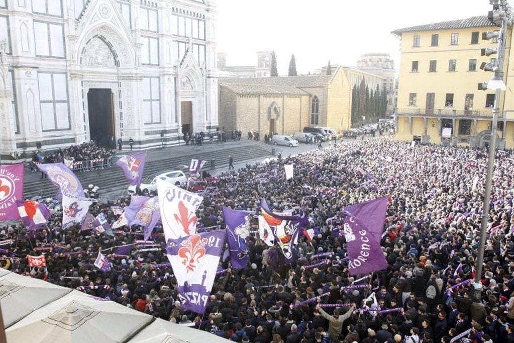 los aficionados en las inmediaciones de la iglesia Santa Cruz para asistir al funeral del capitán Davide Astori, en Florencia.