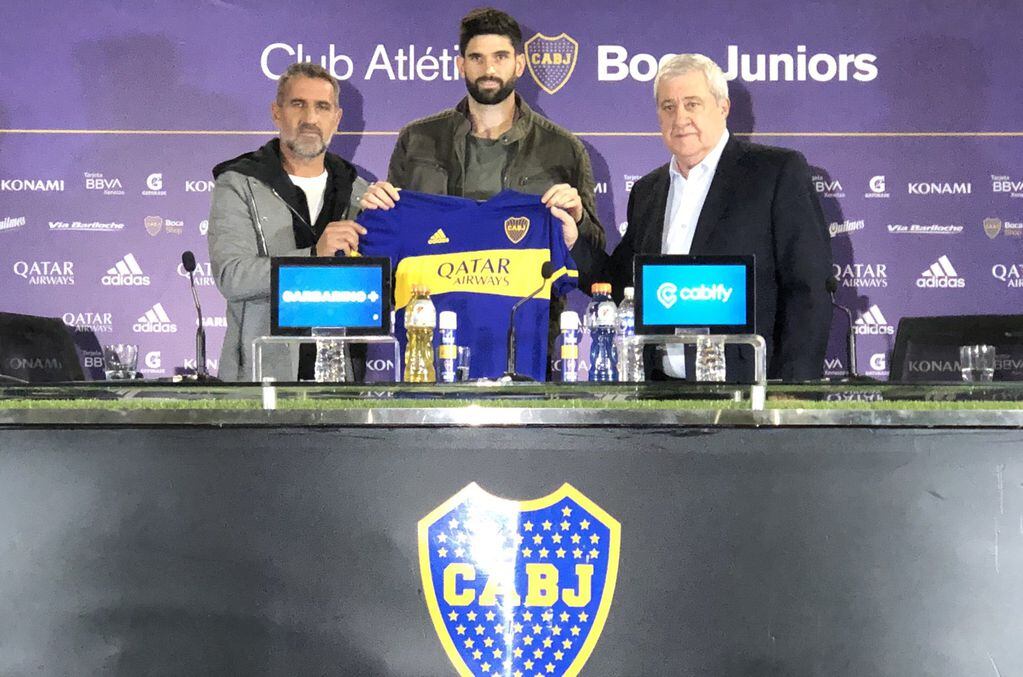 Nicolás Orsini y su presentación oficial como jugador de Boca. (Twitter Leandro "Tato" Aguilera).