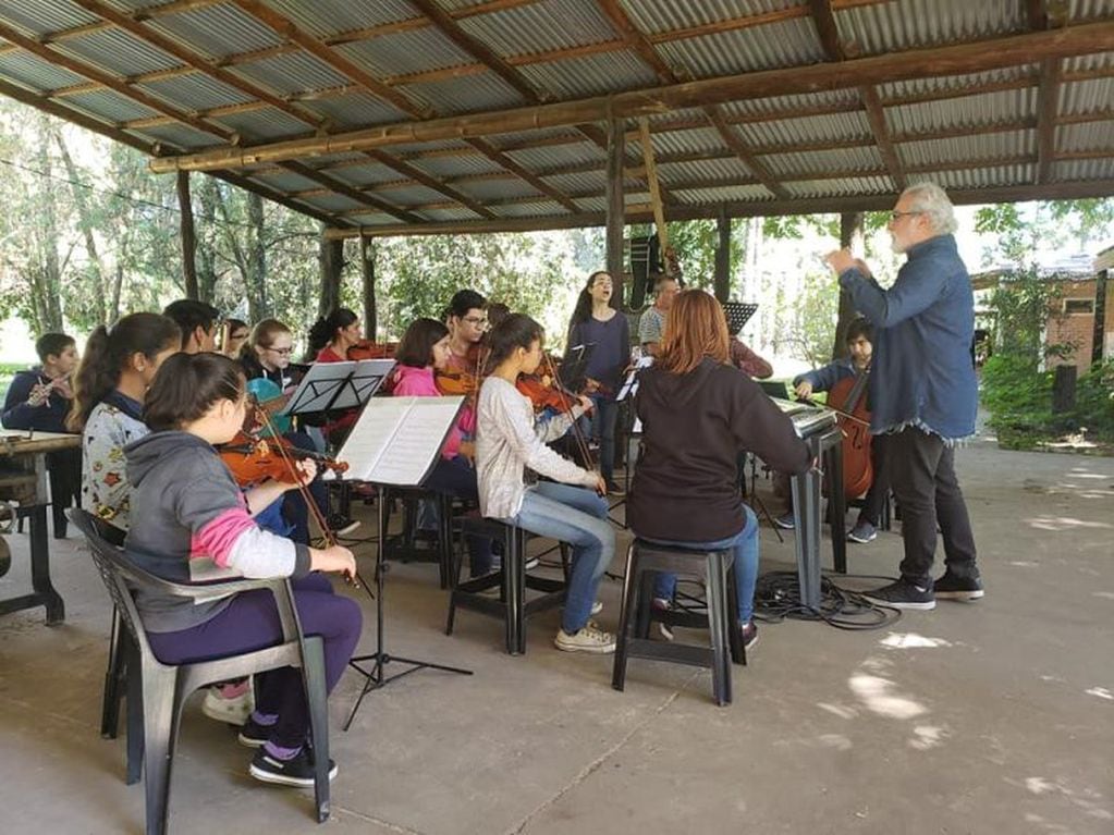 EL director Alejandro Ruiz marca matices en un ensayo de la Orquesta Comunitario del Cruce Viejo.