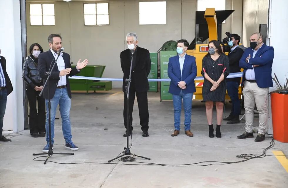 El ministro de Ambiente y Desarrollo Sostenible de la Nación, Juan Cabandié junto al gobvernador Rodriguez Saá en la inauguración de la planta procesadora de residuos. Gentileza ANSL