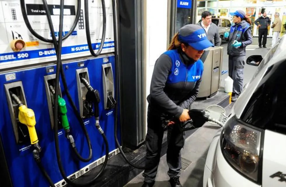 YPF y Axion aumentaron el precio del combustible