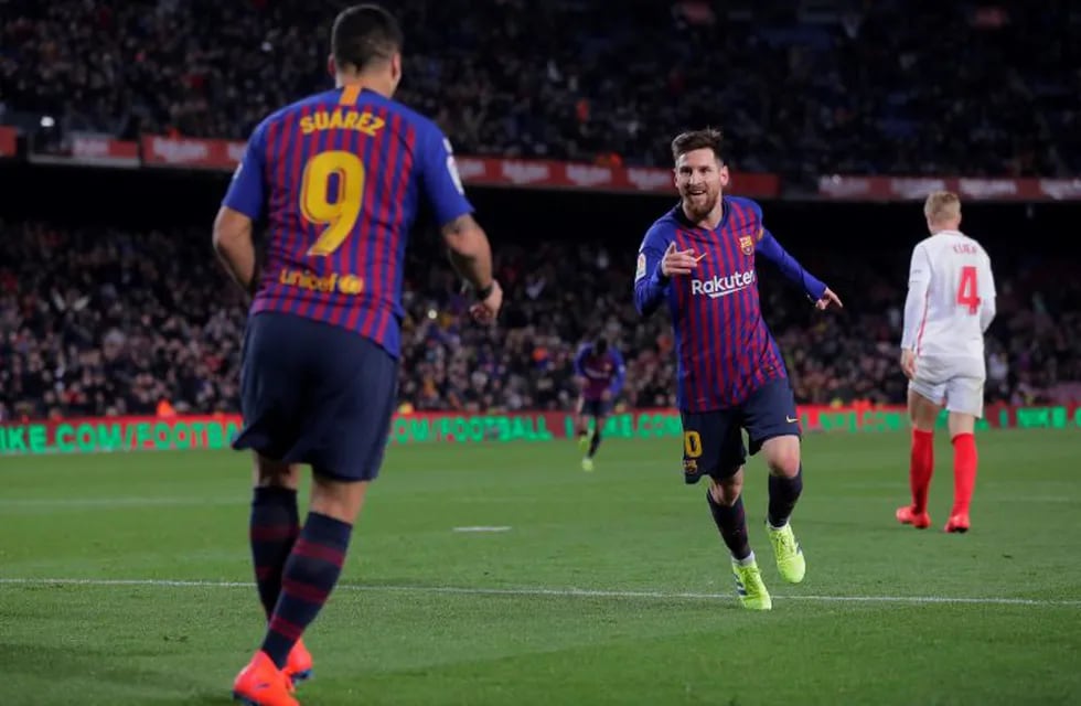 Messi celebra el gol con su amigo el goleador Luis Suarez (AP)