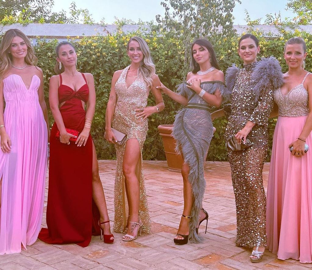 Antonela Roccuzzo fue a un casamiento en Sevilla y se encontró con sus amigas Cora Simanovich, Sofía Balbi, Daniella Semaan, Elena Galera y Mariana Balbi.