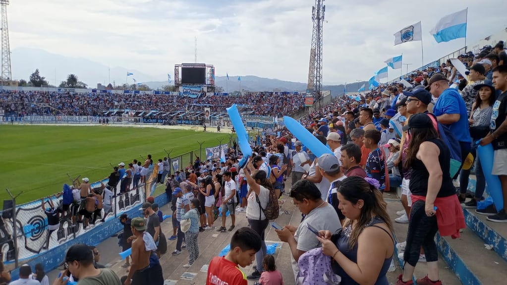 A pesar de lo tórrido de la tarde del domingo -con unos 33 grados centígrados en los termómetros-, el público concurrió en gran número y pobló las tribunas del estadio "23 de Agosto" del barrio Luján.